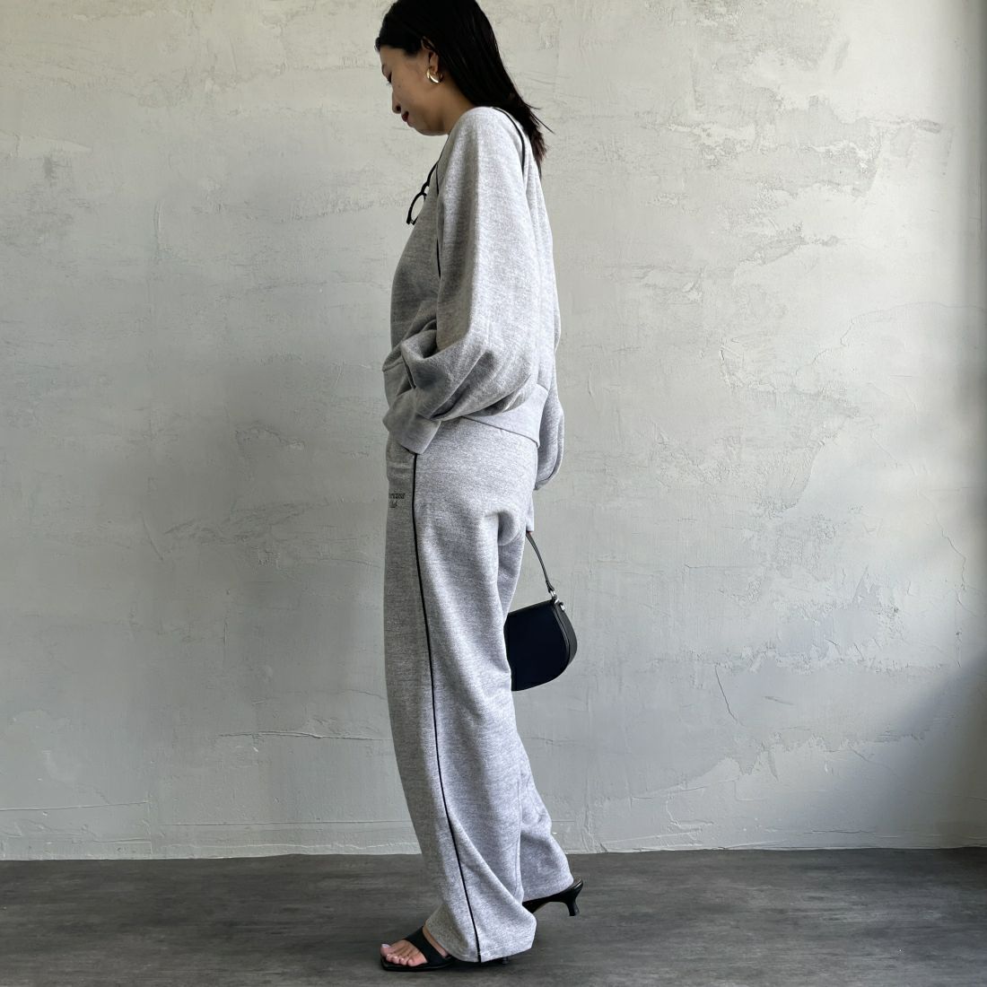 Americana × JEANS FACTORY [アメリカーナ × ジーンズファクトリー] 別注 ワンポイントロゴ ワイドスウェットパンツ [ASO-726-2-JF] &&モデル身長：163cm 着用サイズ：ONE SIZE&&