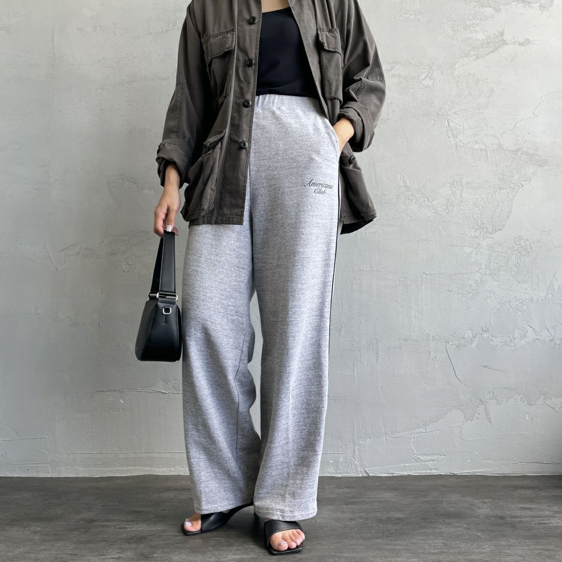 Americana × JEANS FACTORY [アメリカーナ × ジーンズファクトリー] 別注 ワンポイントロゴ ワイドスウェットパンツ [ASO-726-2-JF] &&モデル身長：163cm 着用サイズ：ONE SIZE&&
