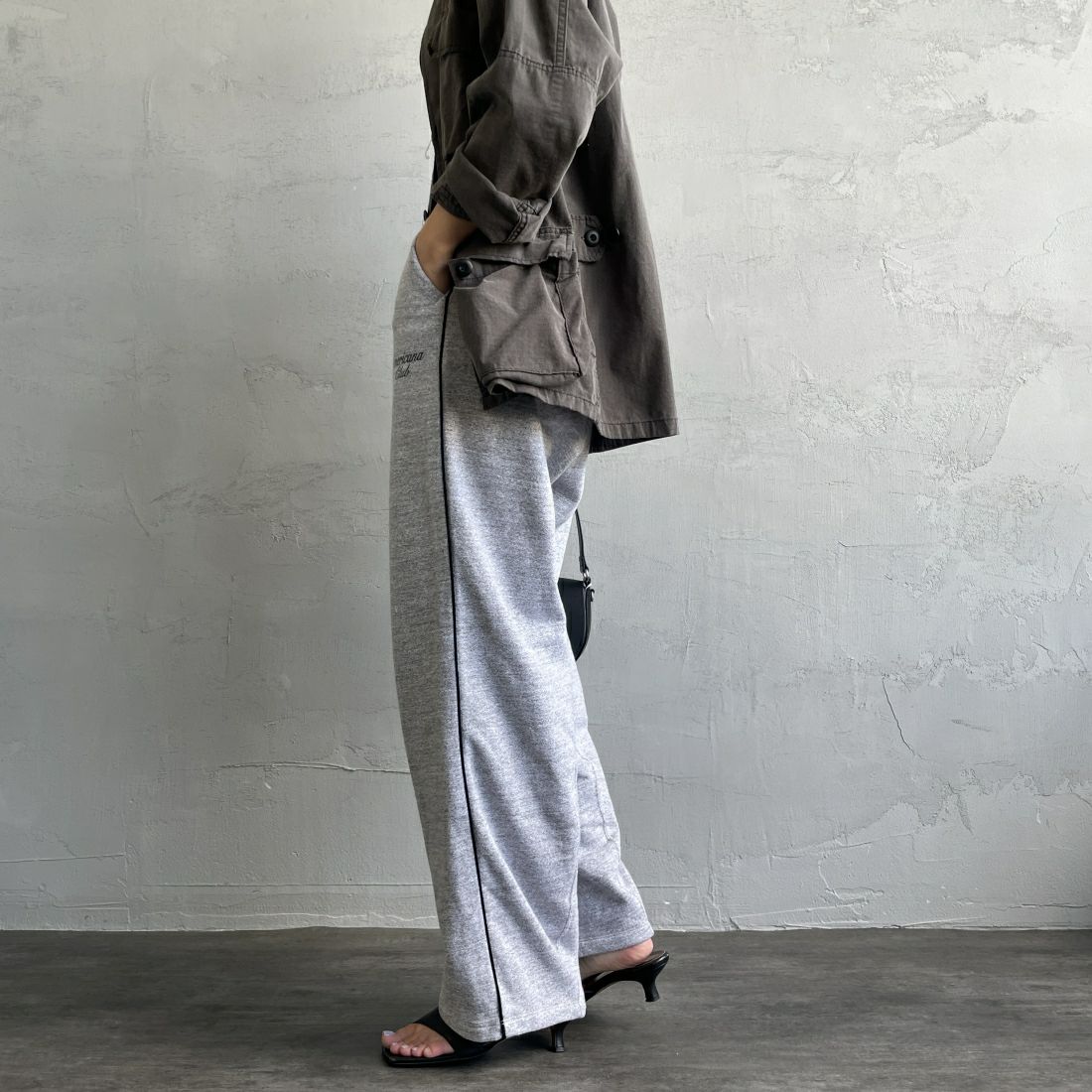 Americana × JEANS FACTORY [アメリカーナ × ジーンズファクトリー] 別注 ワンポイントロゴ ワイドスウェットパンツ [ASO-726-2-JF] &&モデル身長：163cm 着用サイズ：ONE SIZE&&