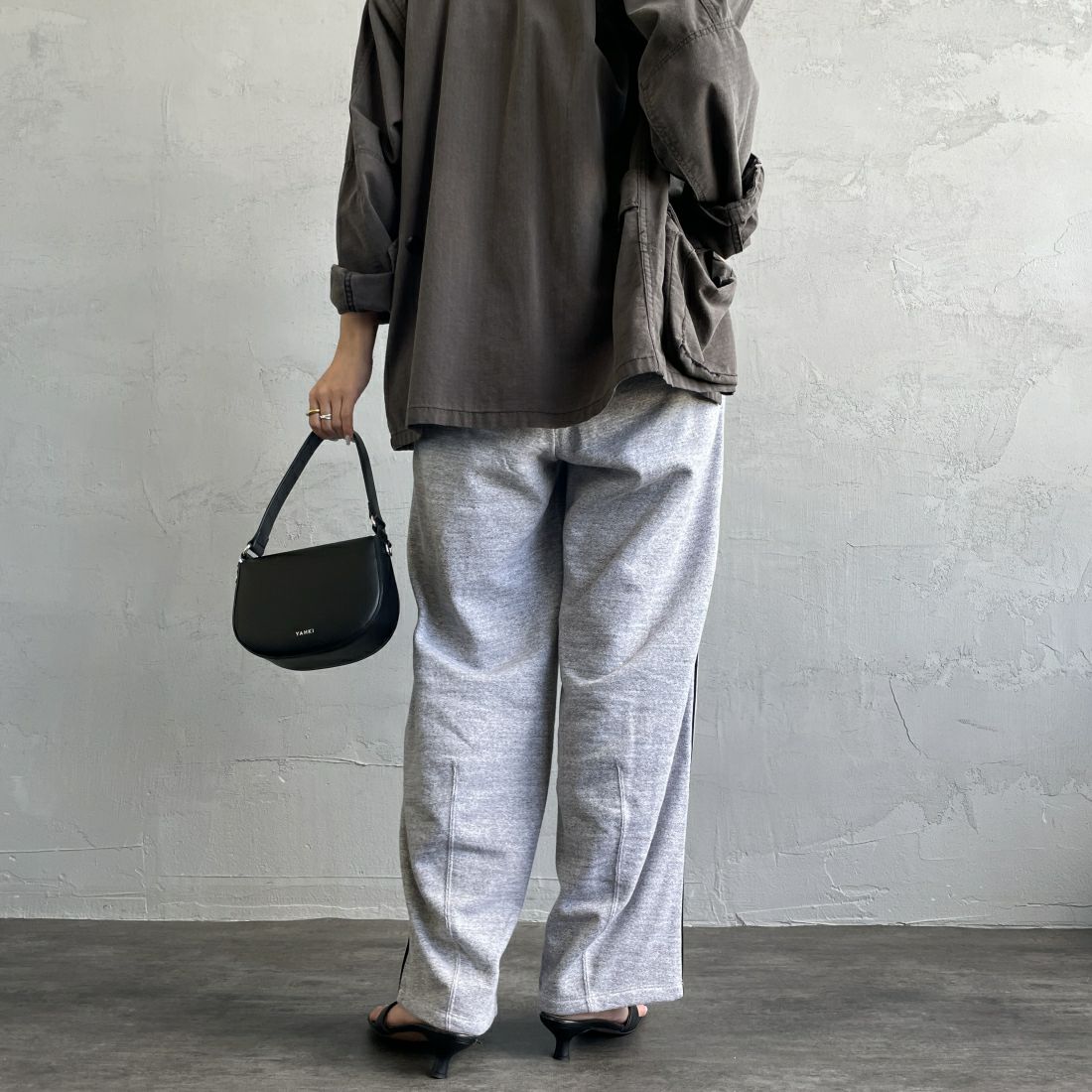 Americana × JEANS FACTORY [アメリカーナ × ジーンズファクトリー] 別注 ワンポイントロゴ ワイドスウェットパンツ [ASO-726-2-JF] &&モデル身長：163cm 着用サイズ：ONE SIZE&&