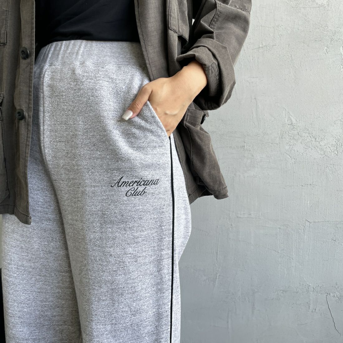 Americana × JEANS FACTORY [アメリカーナ × ジーンズファクトリー] 別注 ワンポイントロゴ ワイドスウェットパンツ [ASO-726-2-JF] &&モデル身長：163cm 着用サイズ：ONE SIZE&&