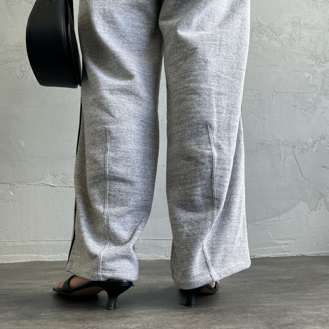 Americana × JEANS FACTORY [アメリカーナ × ジーンズファクトリー] 別注 ワンポイントロゴ ワイドスウェットパンツ [ASO-726-2-JF] &&モデル身長：163cm 着用サイズ：ONE SIZE&&
