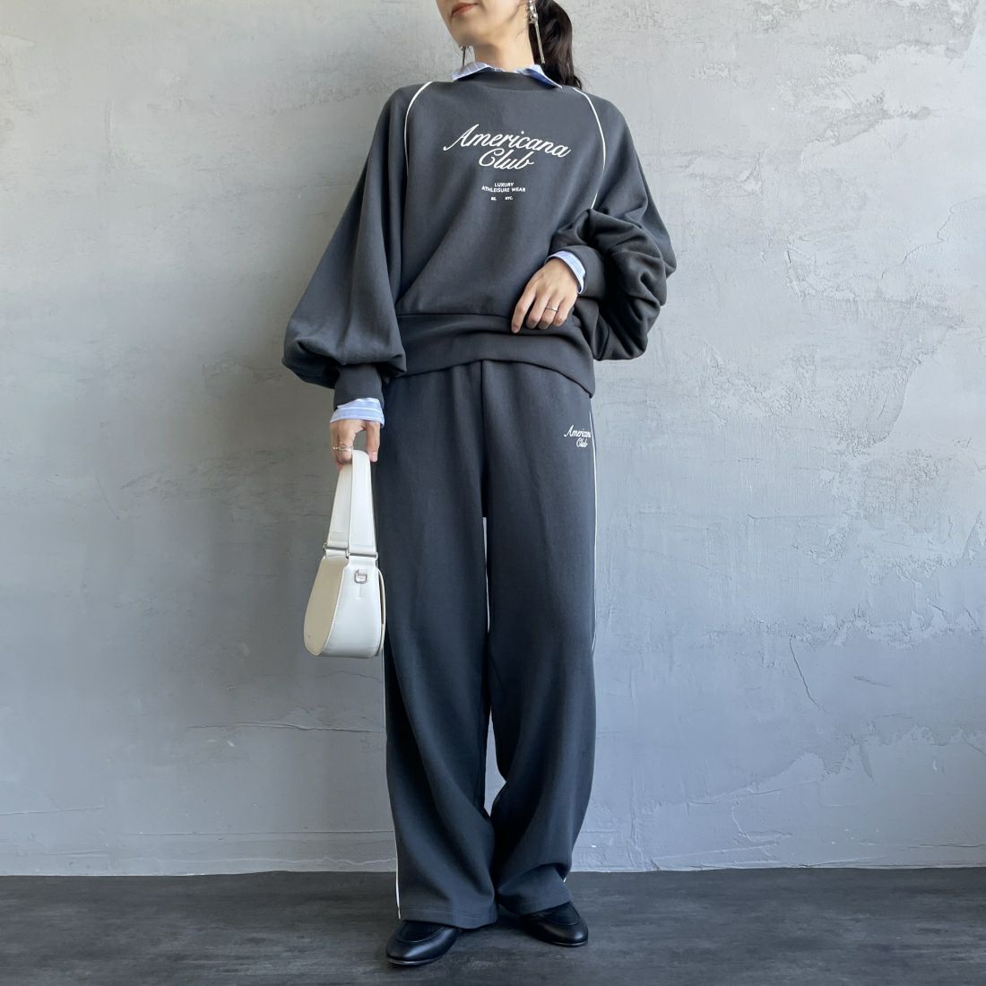 Americana × JEANS FACTORY [アメリカーナ × ジーンズファクトリー] 別注 ワンポイントロゴ ワイドスウェットパンツ [ASO-726-2-JF] ﾁｬｺｰﾙ &&モデル身長：160cm 着用サイズ：ONE SIZE&&