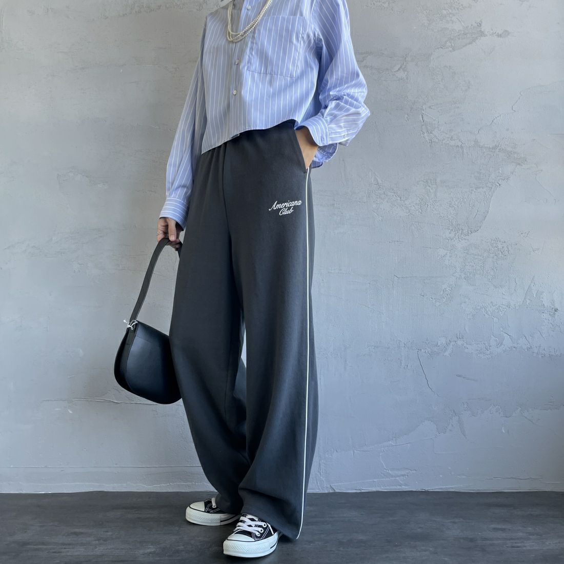 Americana × JEANS FACTORY [アメリカーナ × ジーンズファクトリー] 別注 ワンポイントロゴ ワイドスウェットパンツ [ASO-726-2-JF] ﾁｬｺｰﾙ &&モデル身長：160cm 着用サイズ：ONE SIZE&&