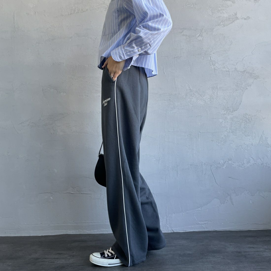 Americana × JEANS FACTORY [アメリカーナ × ジーンズファクトリー] 別注 ワンポイントロゴ ワイドスウェットパンツ [ASO-726-2-JF] ﾁｬｺｰﾙ &&モデル身長：160cm 着用サイズ：ONE SIZE&&