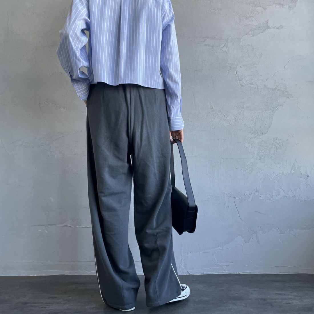 Americana × JEANS FACTORY [アメリカーナ × ジーンズファクトリー] 別注 ワンポイントロゴ ワイドスウェットパンツ [ASO-726-2-JF] ﾁｬｺｰﾙ &&モデル身長：160cm 着用サイズ：ONE SIZE&&