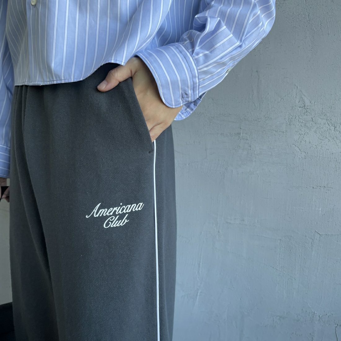 Americana × JEANS FACTORY [アメリカーナ × ジーンズファクトリー] 別注 ワンポイントロゴ ワイドスウェットパンツ [ASO-726-2-JF] ﾁｬｺｰﾙ &&モデル身長：160cm 着用サイズ：ONE SIZE&&