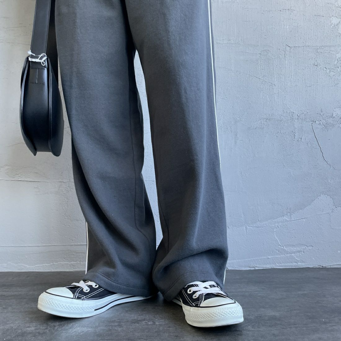 Americana × JEANS FACTORY [アメリカーナ × ジーンズファクトリー] 別注 ワンポイントロゴ ワイドスウェットパンツ [ASO-726-2-JF] ﾁｬｺｰﾙ &&モデル身長：160cm 着用サイズ：ONE SIZE&&