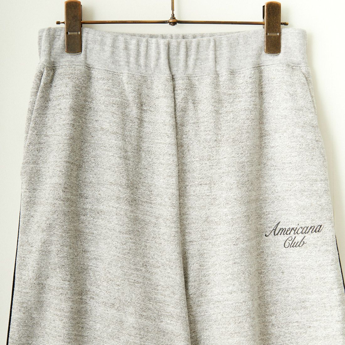 Americana × JEANS FACTORY [アメリカーナ × ジーンズファクトリー] 別注 ワンポイントロゴ ワイドスウェットパンツ [ASO-726-2-JF] ﾓｸｸﾞﾚｰ