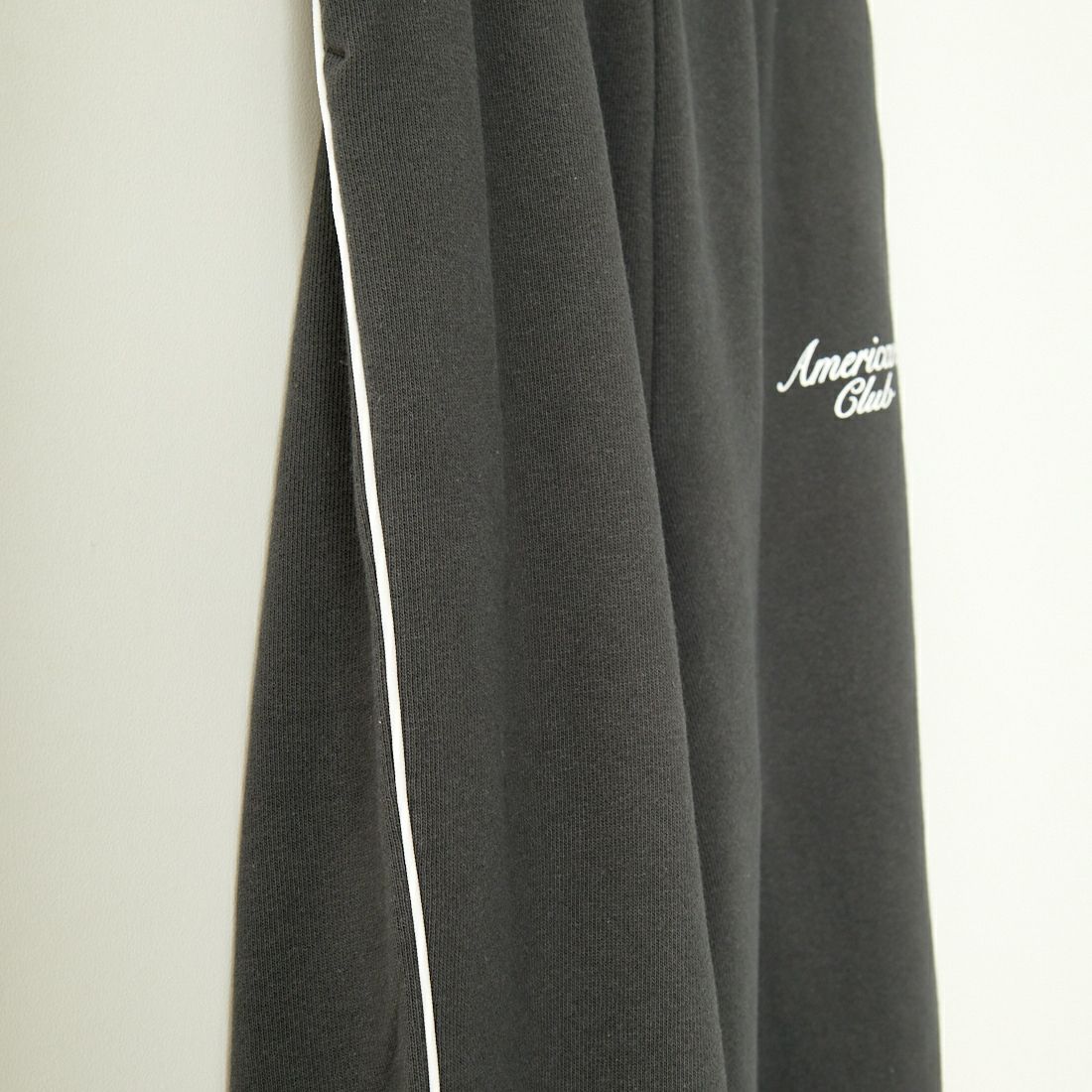 Americana × JEANS FACTORY [アメリカーナ × ジーンズファクトリー] 別注 ワンポイントロゴ ワイドスウェットパンツ [ASO-726-2-JF] ﾁｬｺｰﾙ