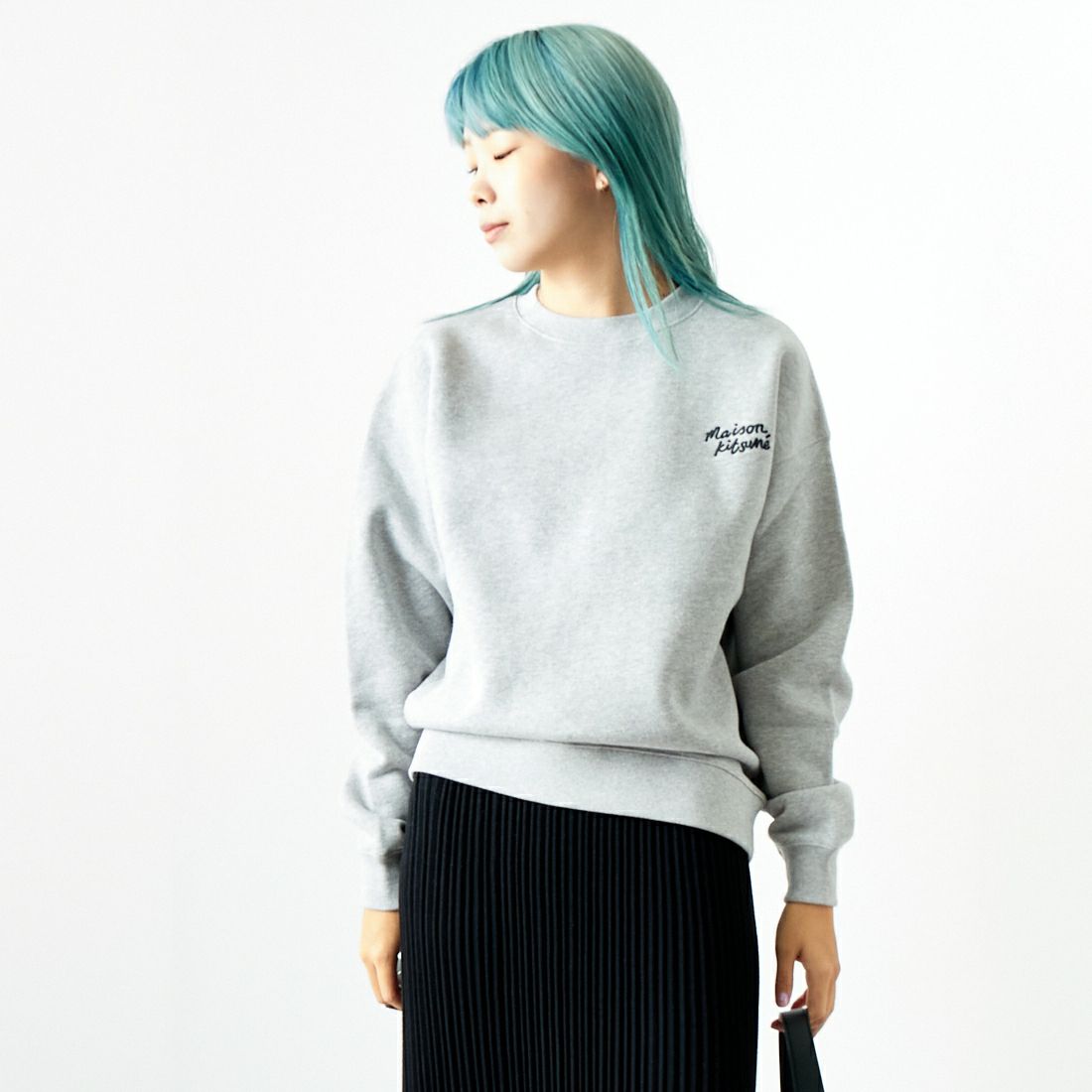 MAISON KITSUNE [メゾン キツネ] ハンドライティング コンフォートスウェットシャツ [MW00314KM0307] O121 L.GRY &&モデル身長：167cm 着用サイズ：M&&