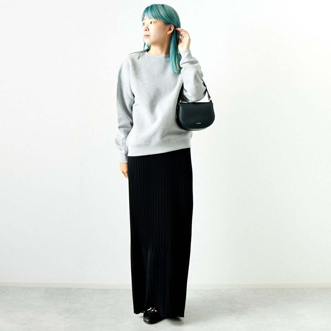 MAISON KITSUNE [メゾン キツネ] ハンドライティング コンフォートスウェットシャツ [MW00314KM0307] O121 L.GRY &&モデル身長：167cm 着用サイズ：M&&