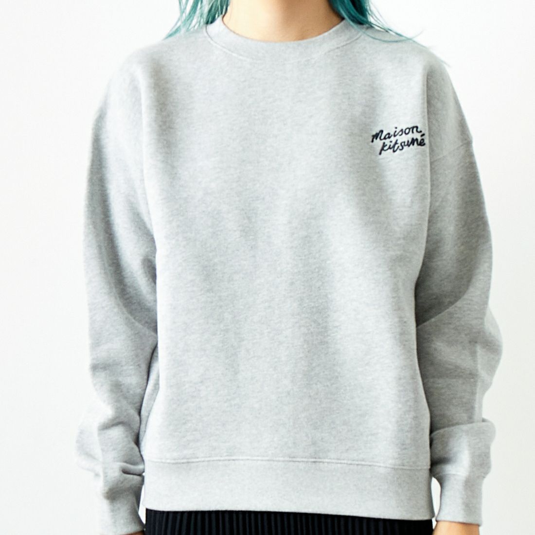 MAISON KITSUNE [メゾン キツネ] ハンドライティング コンフォートスウェットシャツ [MW00314KM0307] O121 L.GRY &&モデル身長：167cm 着用サイズ：M&&