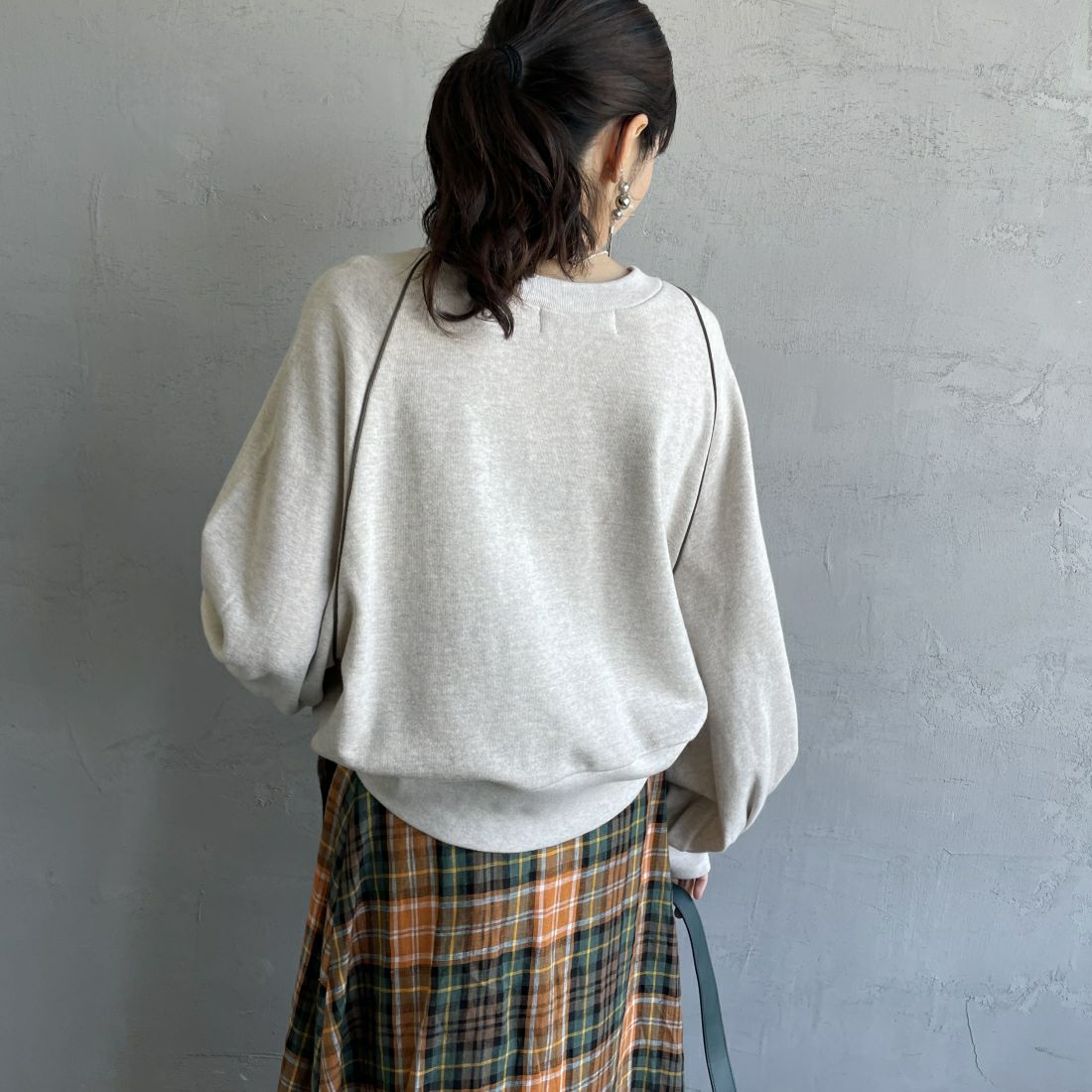 Americana × JEANS FACTORY [アメリカーナ × ジーンズファクトリー] 別注 ボリュームスリーブ ワンポイントロゴ刺繍ラグランスウェット [ASO-746-1-JF] ｵｰﾄﾐｰﾙ &&モデル身長：160cm 着用サイズ：ONE SIZE&&