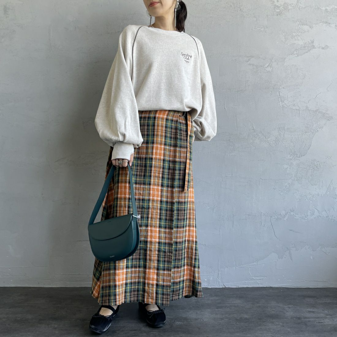 Americana × JEANS FACTORY [アメリカーナ × ジーンズファクトリー] 別注 ボリュームスリーブ ワンポイントロゴ刺繍ラグランスウェット [ASO-746-1-JF] ｵｰﾄﾐｰﾙ &&モデル身長：160cm 着用サイズ：ONE SIZE&&