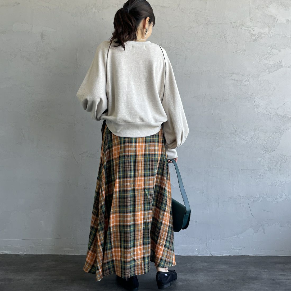 Americana × JEANS FACTORY [アメリカーナ × ジーンズファクトリー] 別注 ボリュームスリーブ ワンポイントロゴ刺繍ラグランスウェット [ASO-746-1-JF] ｵｰﾄﾐｰﾙ &&モデル身長：160cm 着用サイズ：ONE SIZE&&