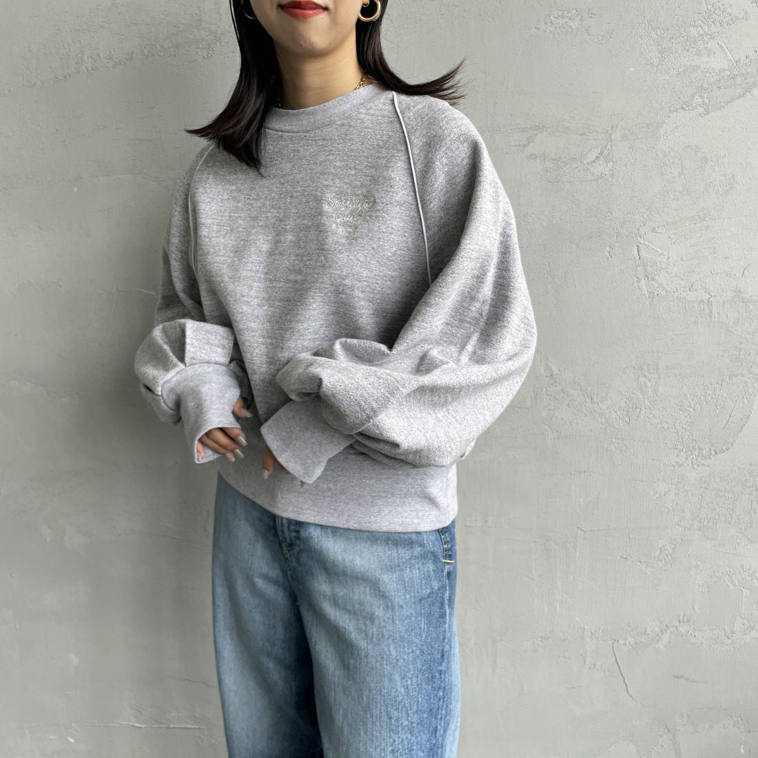 Americana × JEANS FACTORY [アメリカーナ × ジーンズファクトリー] 別注 ボリュームスリーブ ワンポイントロゴ刺繍ラグランスウェット [ASO-746-1-JF] ﾓｸｸﾞﾚｰ &&モデル身長：163cm 着用サイズ：ONE SIZE&&