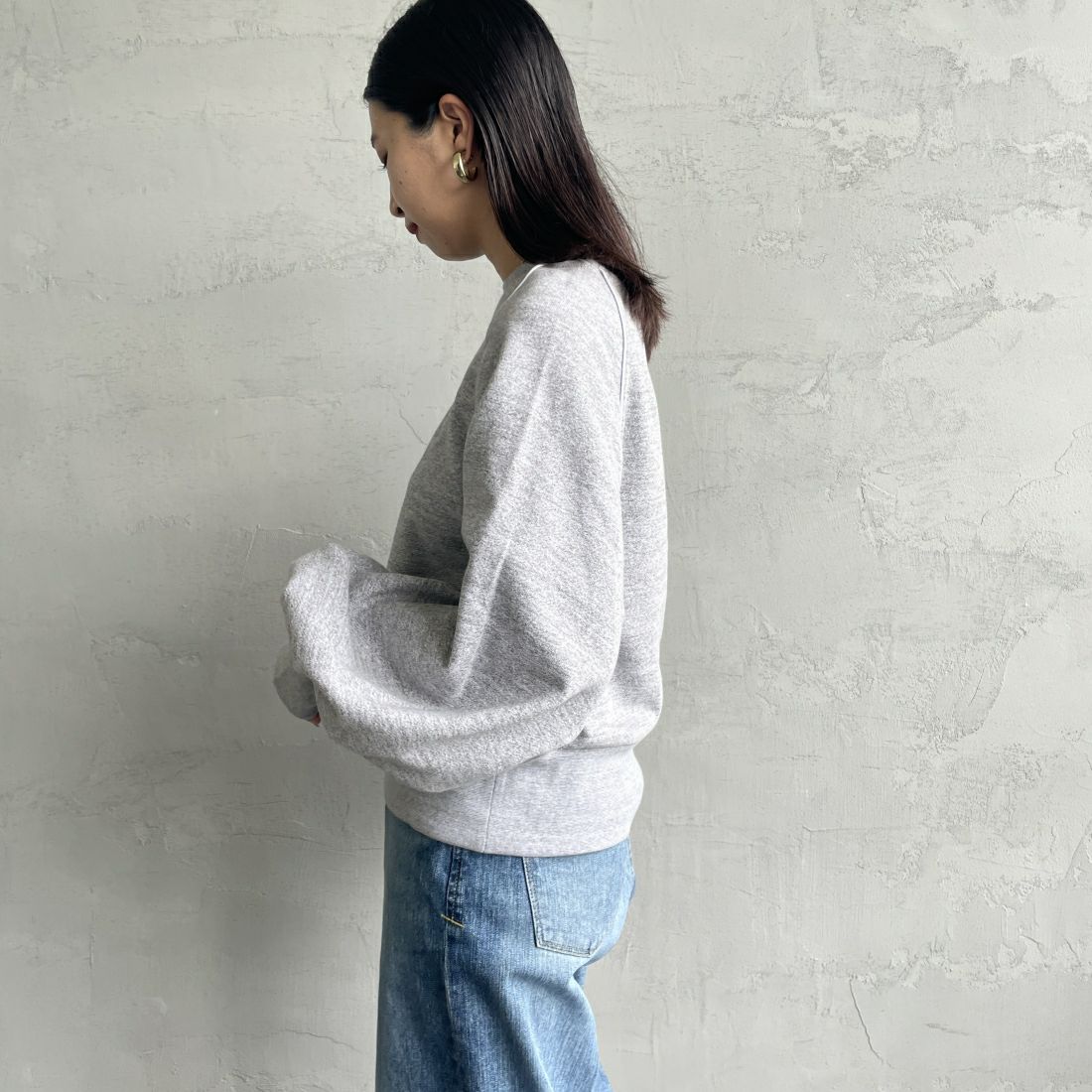 Americana × JEANS FACTORY [アメリカーナ × ジーンズファクトリー] 別注 ボリュームスリーブ ワンポイントロゴ刺繍ラグランスウェット [ASO-746-1-JF] ﾓｸｸﾞﾚｰ &&モデル身長：163cm 着用サイズ：ONE SIZE&&