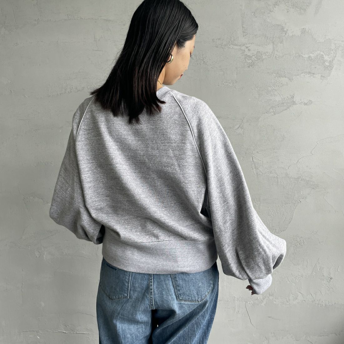 Americana × JEANS FACTORY [アメリカーナ × ジーンズファクトリー] 別注 ボリュームスリーブ ワンポイントロゴ刺繍ラグランスウェット [ASO-746-1-JF] ﾓｸｸﾞﾚｰ &&モデル身長：163cm 着用サイズ：ONE SIZE&&