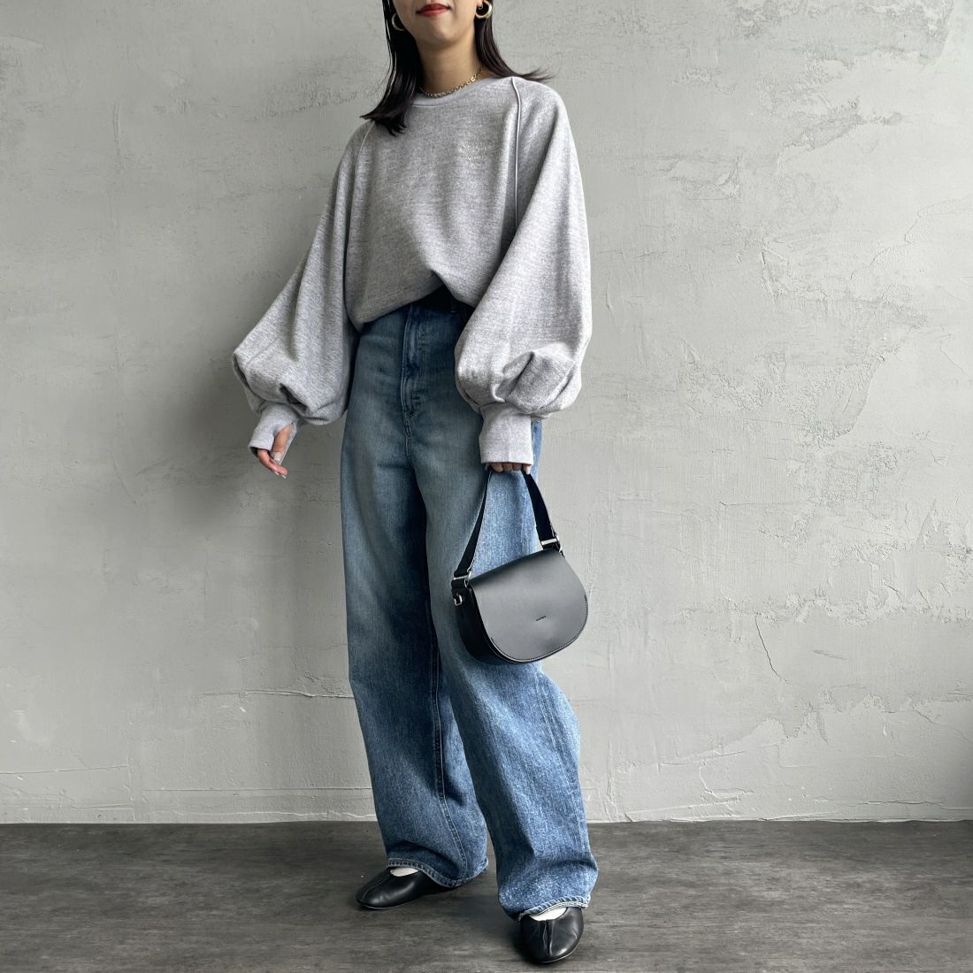 Americana × JEANS FACTORY [アメリカーナ × ジーンズファクトリー] 別注 ボリュームスリーブ ワンポイントロゴ刺繍ラグランスウェット [ASO-746-1-JF] ﾓｸｸﾞﾚｰ &&モデル身長：163cm 着用サイズ：ONE SIZE&&