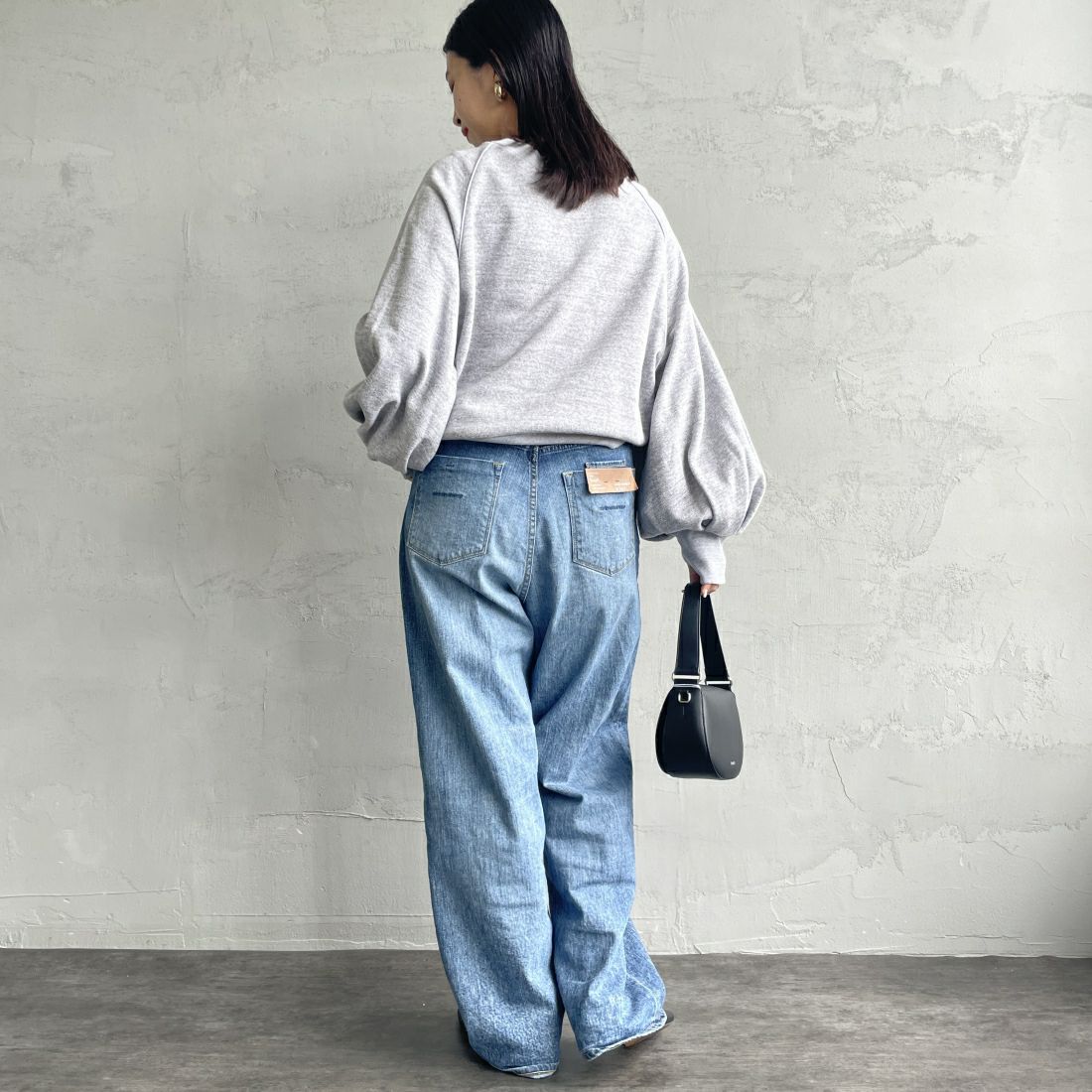 Americana × JEANS FACTORY [アメリカーナ × ジーンズファクトリー] 別注 ボリュームスリーブ ワンポイントロゴ刺繍ラグランスウェット [ASO-746-1-JF] ﾓｸｸﾞﾚｰ &&モデル身長：163cm 着用サイズ：ONE SIZE&&