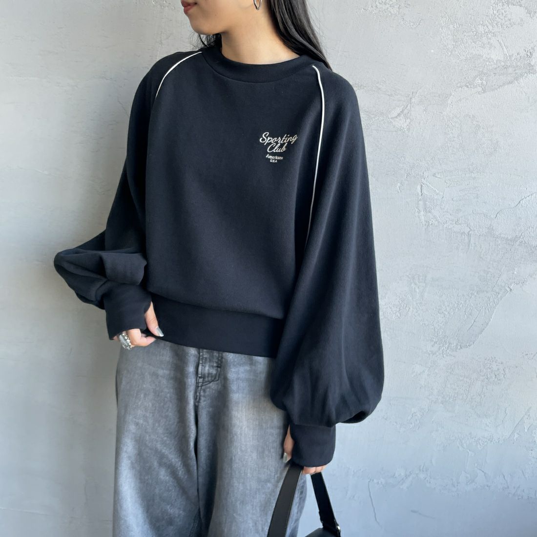 Americana × JEANS FACTORY [アメリカーナ × ジーンズファクトリー] 別注 ボリュームスリーブ ワンポイントロゴ刺繍ラグランスウェット [ASO-746-1-JF] ﾌﾞﾗｯｸ &&モデル身長：156cm 着用サイズ：ONE SIZE&&