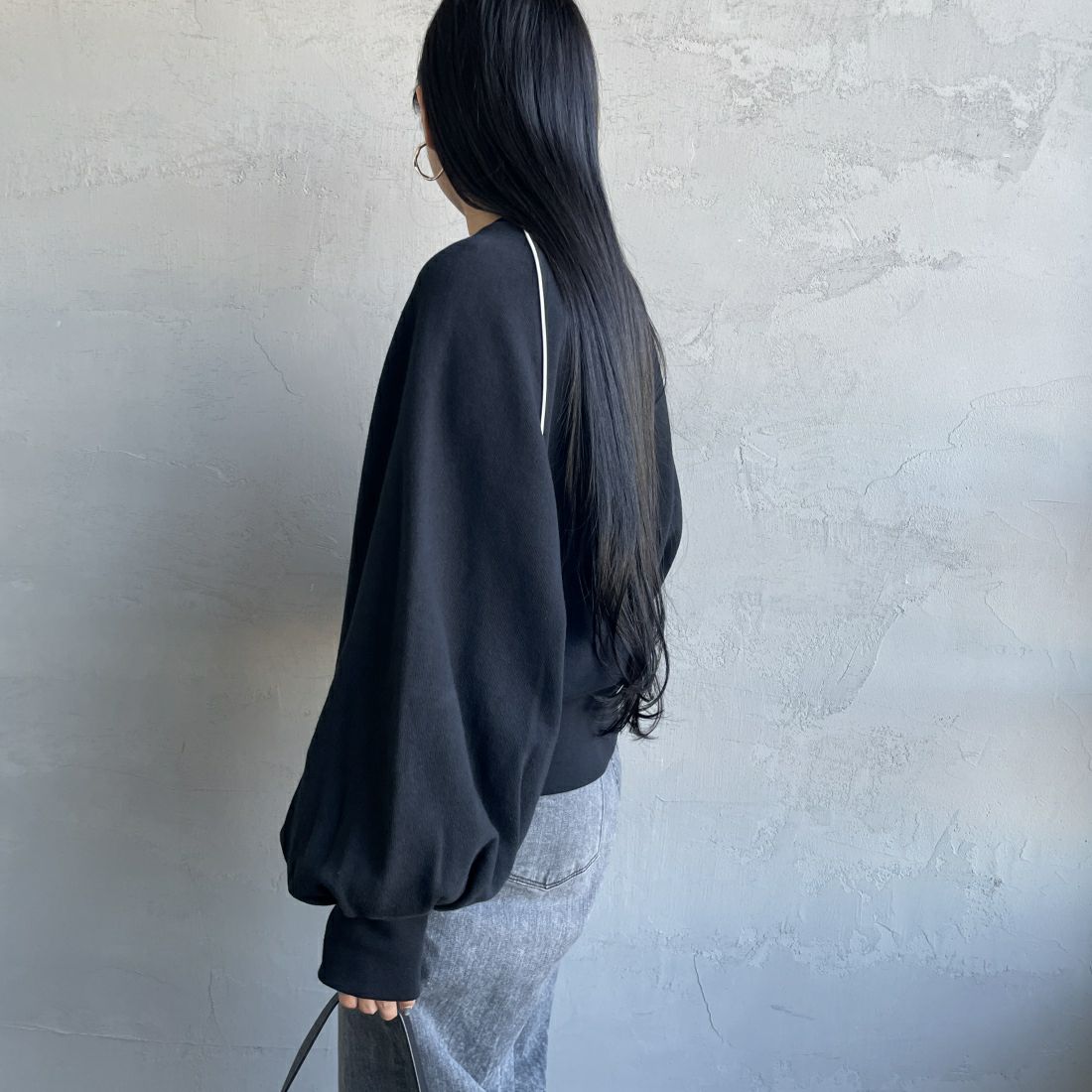 Americana × JEANS FACTORY [アメリカーナ × ジーンズファクトリー] 別注 ボリュームスリーブ ワンポイントロゴ刺繍ラグランスウェット [ASO-746-1-JF] ﾌﾞﾗｯｸ &&モデル身長：156cm 着用サイズ：ONE SIZE&&