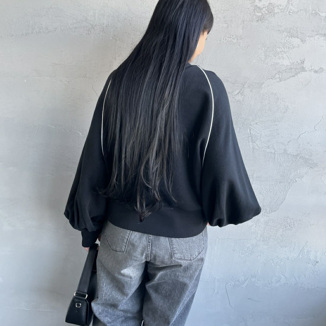 Americana × JEANS FACTORY [アメリカーナ × ジーンズファクトリー] 別注 ボリュームスリーブ ワンポイントロゴ刺繍ラグランスウェット [ASO-746-1-JF] ﾌﾞﾗｯｸ &&モデル身長：156cm 着用サイズ：ONE SIZE&&