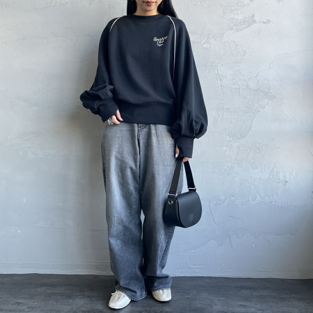 Americana × JEANS FACTORY [アメリカーナ × ジーンズファクトリー] 別注 ボリュームスリーブ ワンポイントロゴ刺繍ラグランスウェット [ASO-746-1-JF] ﾌﾞﾗｯｸ &&モデル身長：156cm 着用サイズ：ONE SIZE&&