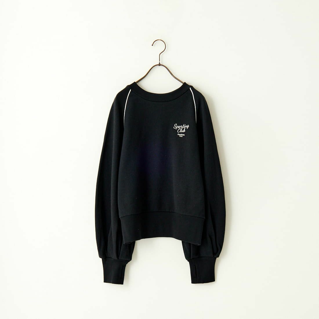 Americana × JEANS FACTORY [アメリカーナ × ジーンズファクトリー] 別注 ボリュームスリーブ ワンポイントロゴ刺繍ラグランスウェット [ASO-746-1-JF] ﾌﾞﾗｯｸ