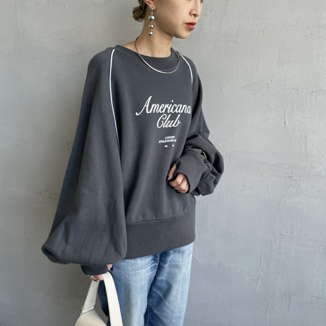 Americana × JEANS FACTORY [アメリカーナ × ジーンズファクトリー] 別注 ボリュームスリーブ ロゴプリントラグランスウェット [ASO-746-2-JF] ﾁｬｺｰﾙ &&モデル身長：150cm 着用サイズ：ONE SIZE&&