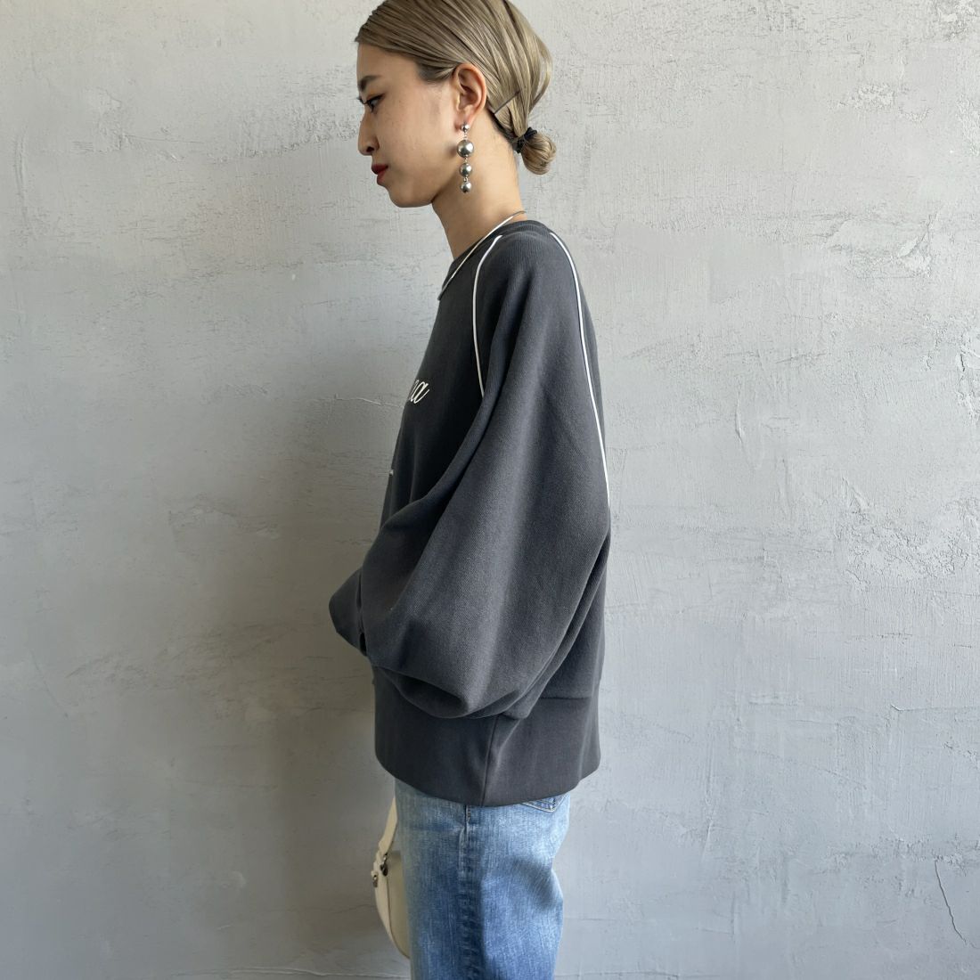 Americana × JEANS FACTORY [アメリカーナ × ジーンズファクトリー] 別注 ボリュームスリーブ ロゴプリントラグランスウェット [ASO-746-2-JF] ﾁｬｺｰﾙ &&モデル身長：150cm 着用サイズ：ONE SIZE&&