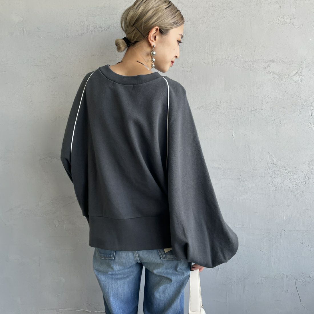 Americana × JEANS FACTORY [アメリカーナ × ジーンズファクトリー] 別注 ボリュームスリーブ ロゴプリントラグランスウェット [ASO-746-2-JF] ﾁｬｺｰﾙ &&モデル身長：150cm 着用サイズ：ONE SIZE&&