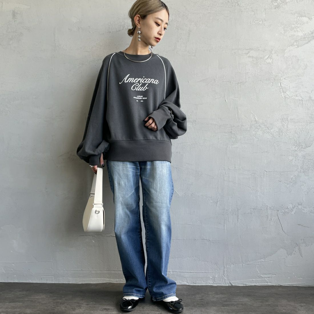 Americana × JEANS FACTORY [アメリカーナ × ジーンズファクトリー] 別注 ボリュームスリーブ ロゴプリントラグランスウェット [ASO-746-2-JF] ﾁｬｺｰﾙ &&モデル身長：150cm 着用サイズ：ONE SIZE&&