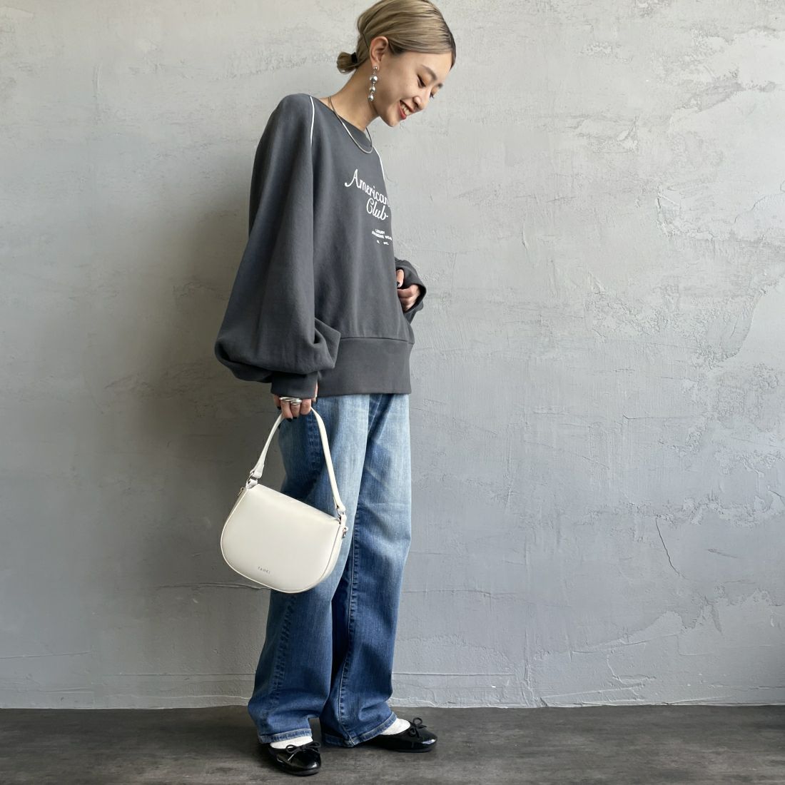 Americana × JEANS FACTORY [アメリカーナ × ジーンズファクトリー] 別注 ボリュームスリーブ ロゴプリントラグランスウェット [ASO-746-2-JF] ﾁｬｺｰﾙ &&モデル身長：150cm 着用サイズ：ONE SIZE&&