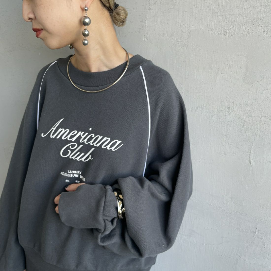 Americana × JEANS FACTORY [アメリカーナ × ジーンズファクトリー] 別注 ボリュームスリーブ ロゴプリントラグランスウェット [ASO-746-2-JF] ﾁｬｺｰﾙ