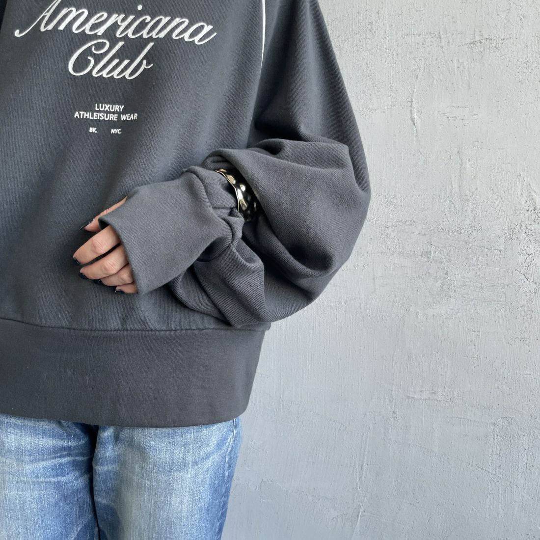 Americana × JEANS FACTORY [アメリカーナ × ジーンズファクトリー] 別注 ボリュームスリーブ ロゴプリントラグランスウェット [ASO-746-2-JF] ﾁｬｺｰﾙ