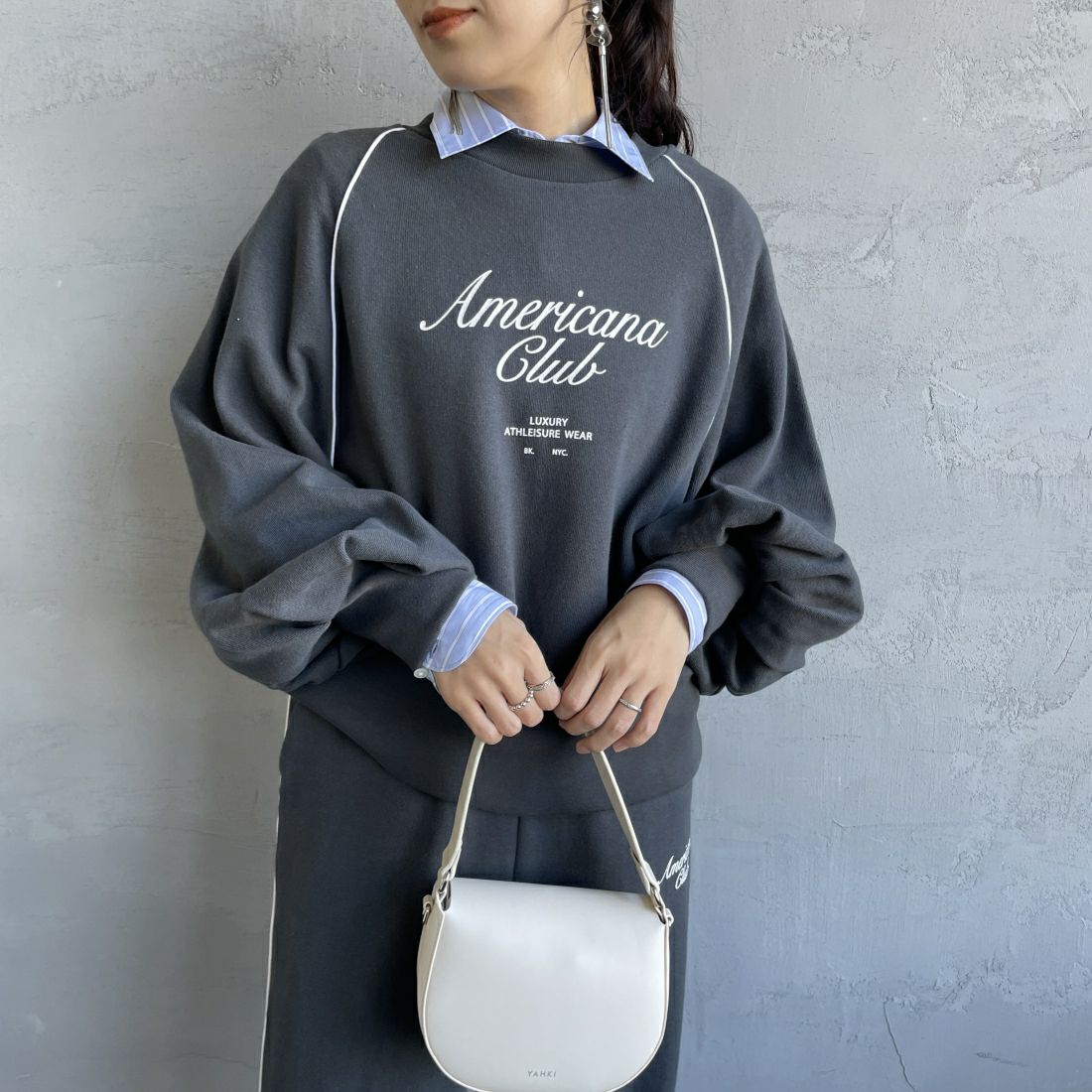 Americana × JEANS FACTORY [アメリカーナ × ジーンズファクトリー] 別注 ボリュームスリーブ ロゴプリントラグランスウェット [ASO-746-2-JF] ﾁｬｺｰﾙ &&モデル身長：160cm 着用サイズ：ONE SIZE&&