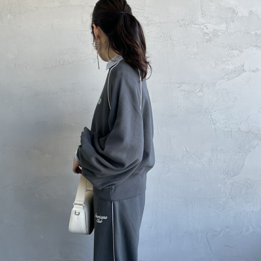 Americana × JEANS FACTORY [アメリカーナ × ジーンズファクトリー] 別注 ボリュームスリーブ ロゴプリントラグランスウェット [ASO-746-2-JF] ﾁｬｺｰﾙ &&モデル身長：160cm 着用サイズ：ONE SIZE&&