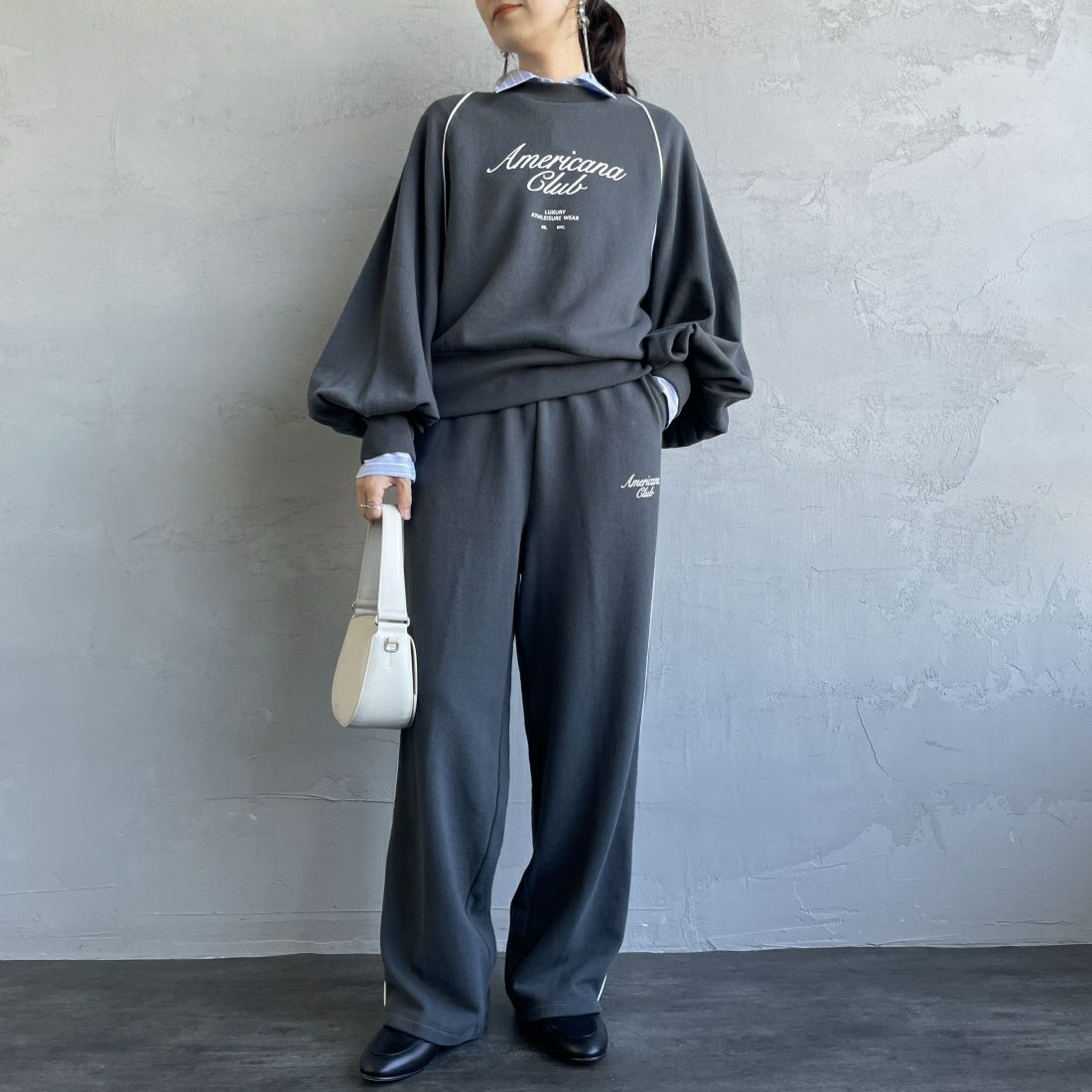 Americana × JEANS FACTORY [アメリカーナ × ジーンズファクトリー] 別注 ボリュームスリーブ ロゴプリントラグランスウェット [ASO-746-2-JF] ﾁｬｺｰﾙ &&モデル身長：160cm 着用サイズ：ONE SIZE&&