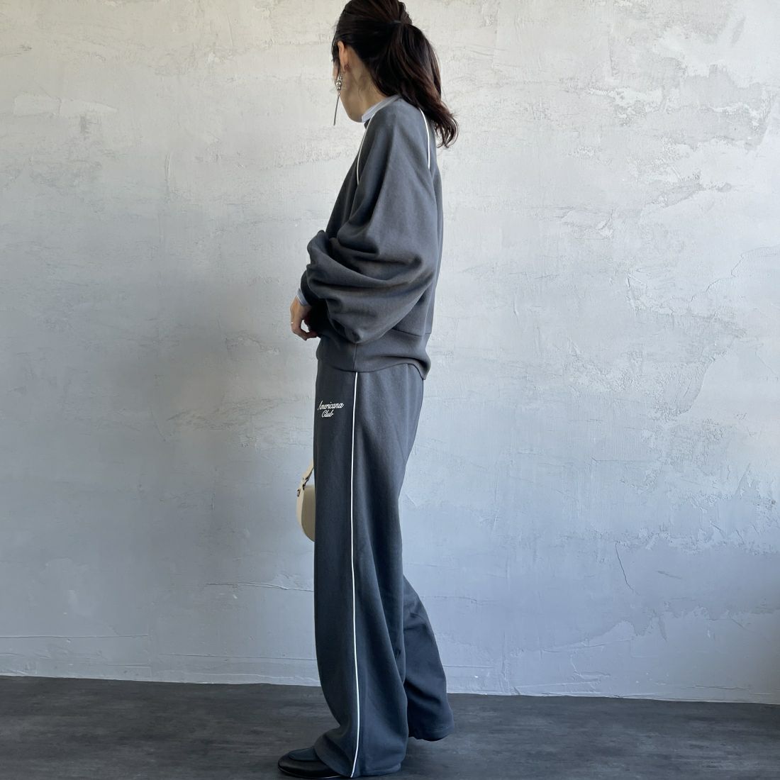 Americana × JEANS FACTORY [アメリカーナ × ジーンズファクトリー] 別注 ボリュームスリーブ ロゴプリントラグランスウェット [ASO-746-2-JF] ﾁｬｺｰﾙ &&モデル身長：160cm 着用サイズ：ONE SIZE&&