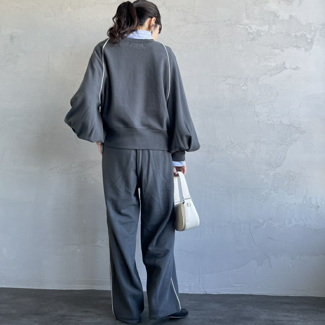 Americana × JEANS FACTORY [アメリカーナ × ジーンズファクトリー] 別注 ボリュームスリーブ ロゴプリントラグランスウェット [ASO-746-2-JF] ﾁｬｺｰﾙ &&モデル身長：160cm 着用サイズ：ONE SIZE&&