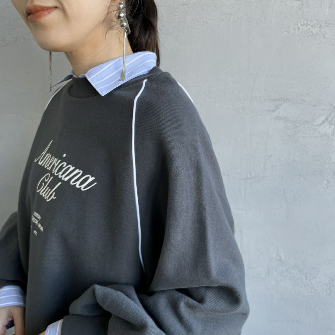 Americana × JEANS FACTORY [アメリカーナ × ジーンズファクトリー] 別注 ボリュームスリーブ ロゴプリントラグランスウェット [ASO-746-2-JF] ﾁｬｺｰﾙ