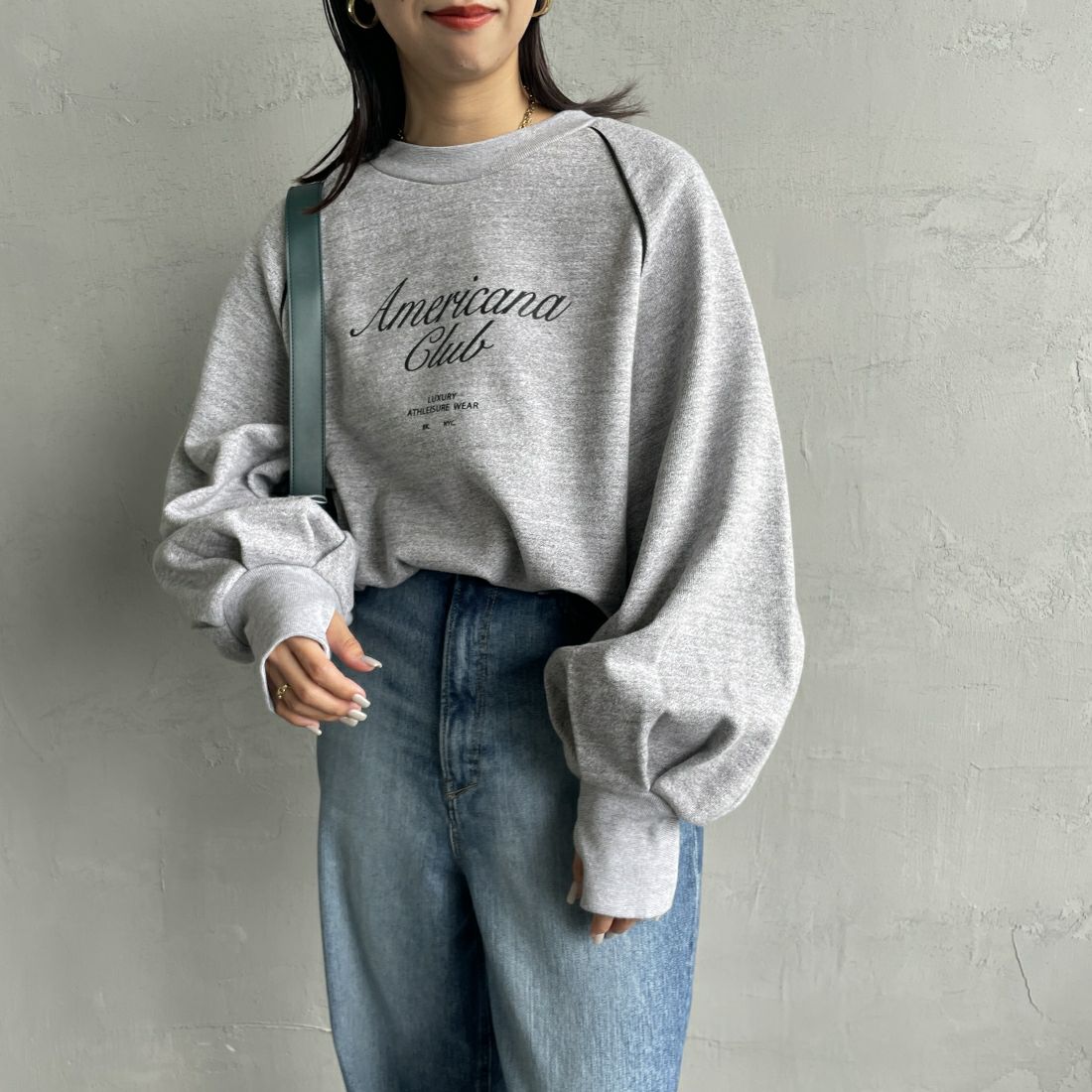 Americana × JEANS FACTORY [アメリカーナ × ジーンズファクトリー] 別注 ボリュームスリーブ ロゴプリントラグランスウェット [ASO-746-2-JF] ﾓｸｸﾞﾚｰ &&モデル身長：163cm 着用サイズ：ONE SIZE&&