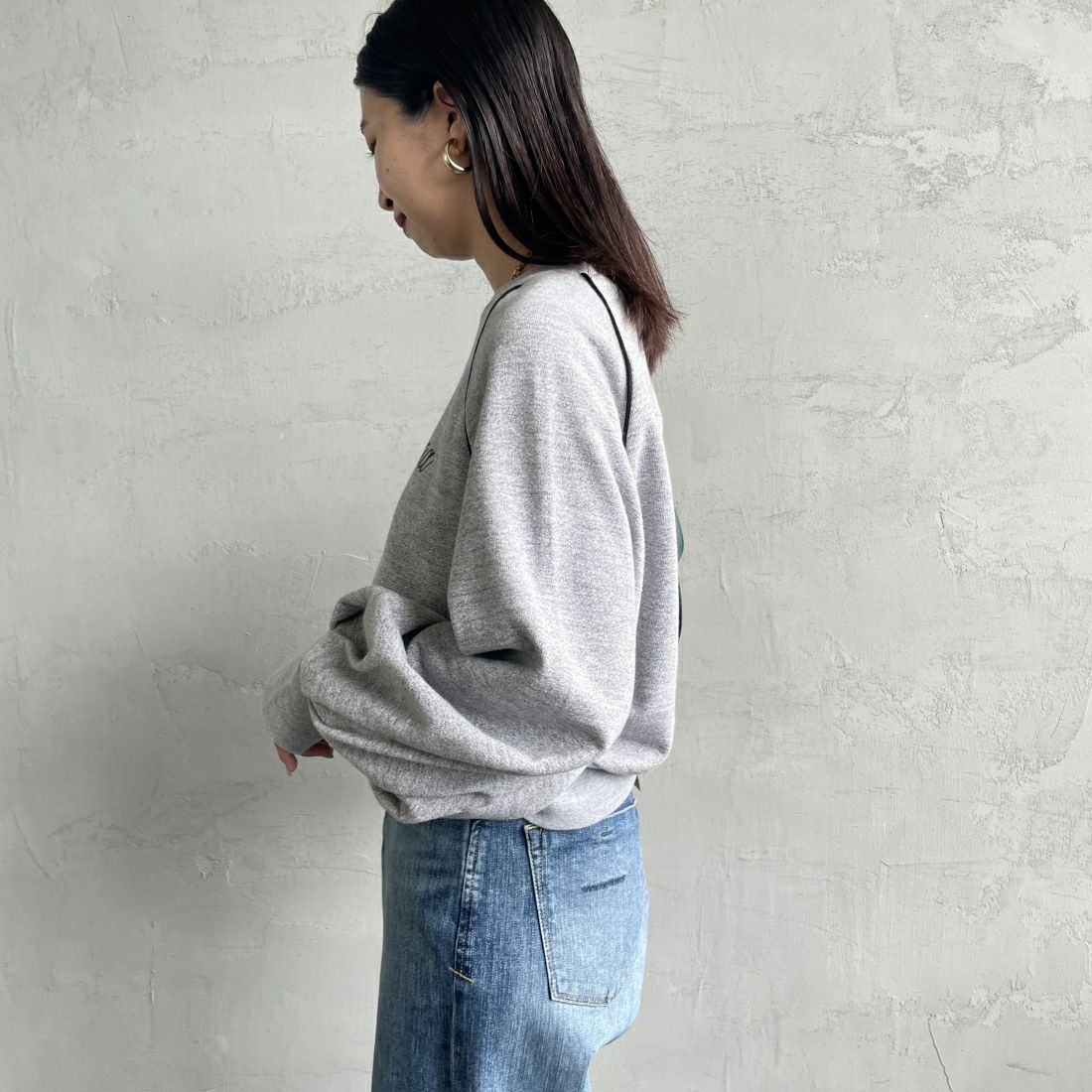 Americana × JEANS FACTORY [アメリカーナ × ジーンズファクトリー] 別注 ボリュームスリーブ ロゴプリントラグランスウェット [ASO-746-2-JF] ﾓｸｸﾞﾚｰ &&モデル身長：163cm 着用サイズ：ONE SIZE&&