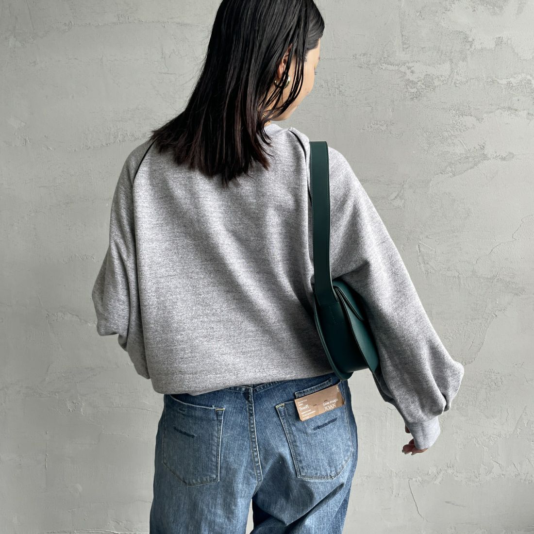 Americana × JEANS FACTORY [アメリカーナ × ジーンズファクトリー] 別注 ボリュームスリーブ ロゴプリントラグランスウェット [ASO-746-2-JF] ﾓｸｸﾞﾚｰ &&モデル身長：163cm 着用サイズ：ONE SIZE&&