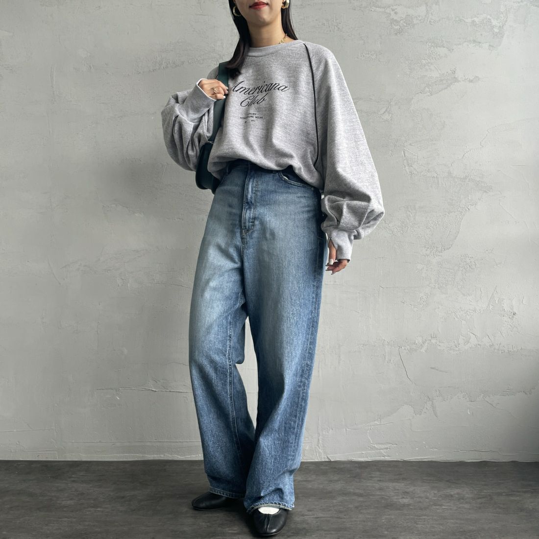 Americana × JEANS FACTORY [アメリカーナ × ジーンズファクトリー] 別注 ボリュームスリーブ ロゴプリントラグランスウェット [ASO-746-2-JF] ﾓｸｸﾞﾚｰ &&モデル身長：163cm 着用サイズ：ONE SIZE&&