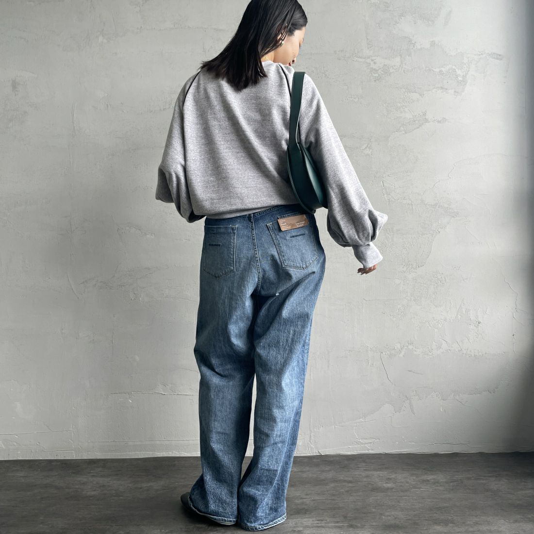 Americana × JEANS FACTORY [アメリカーナ × ジーンズファクトリー] 別注 ボリュームスリーブ ロゴプリントラグランスウェット [ASO-746-2-JF] ﾓｸｸﾞﾚｰ &&モデル身長：163cm 着用サイズ：ONE SIZE&&