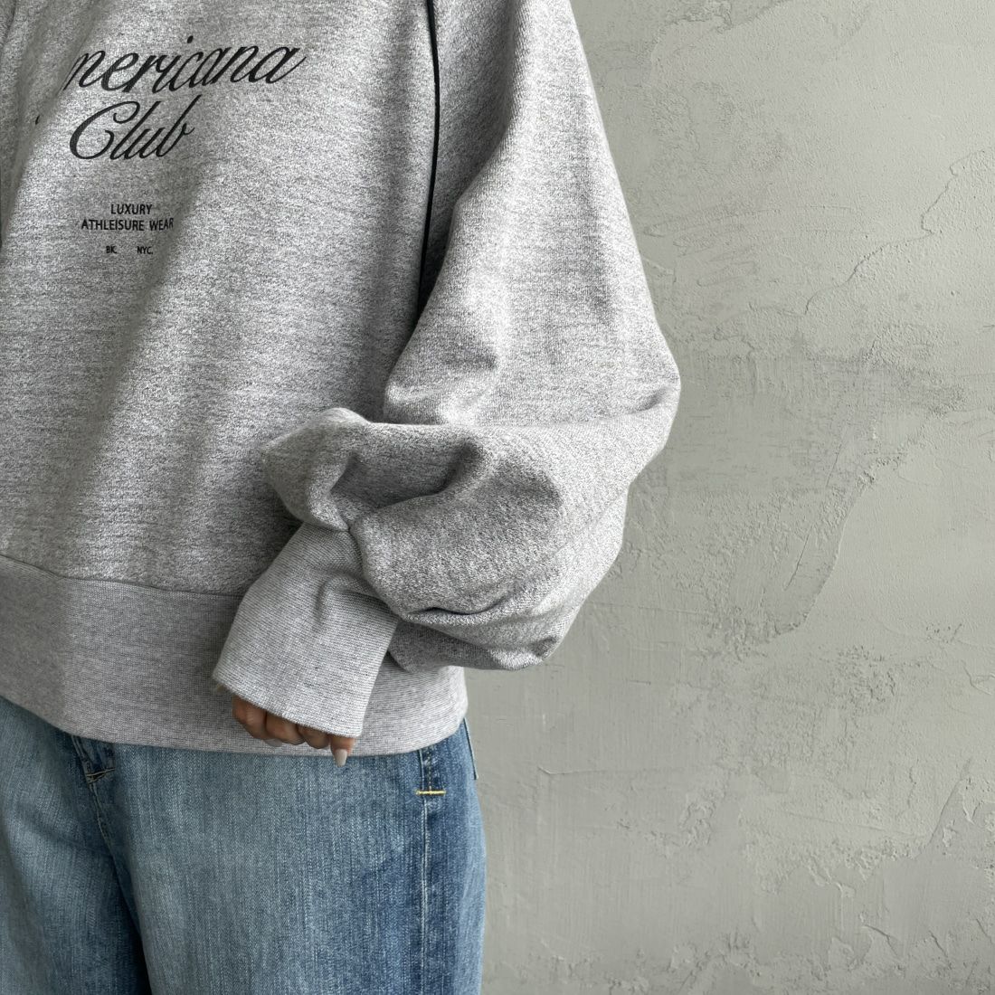 Americana × JEANS FACTORY [アメリカーナ × ジーンズファクトリー] 別注 ボリュームスリーブ ロゴプリントラグランスウェット [ASO-746-2-JF] ﾓｸｸﾞﾚｰ