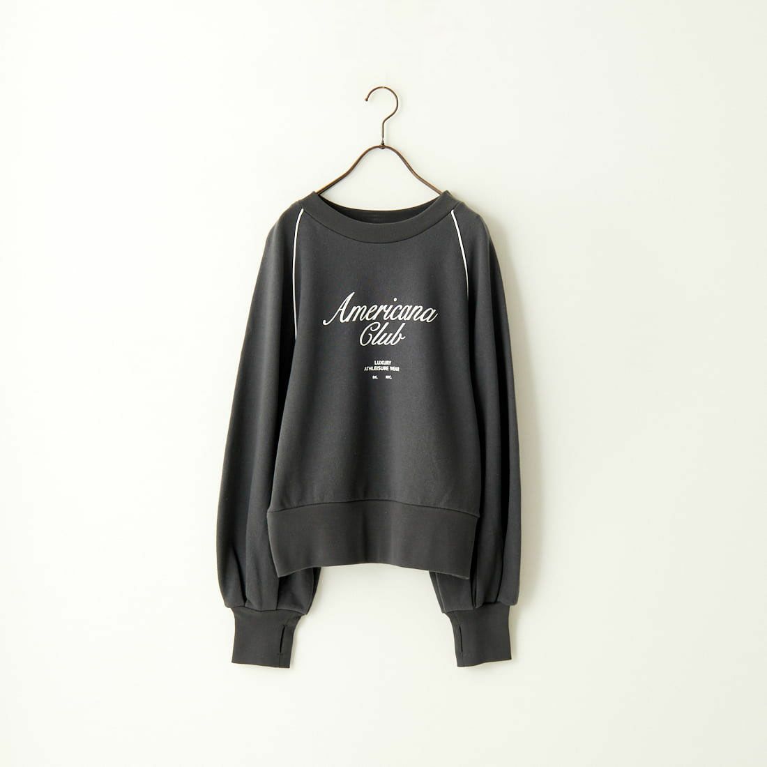 Americana × JEANS FACTORY [アメリカーナ × ジーンズファクトリー] 別注 ボリュームスリーブ ロゴプリントラグランスウェット [ASO-746-2-JF] ﾁｬｺｰﾙ